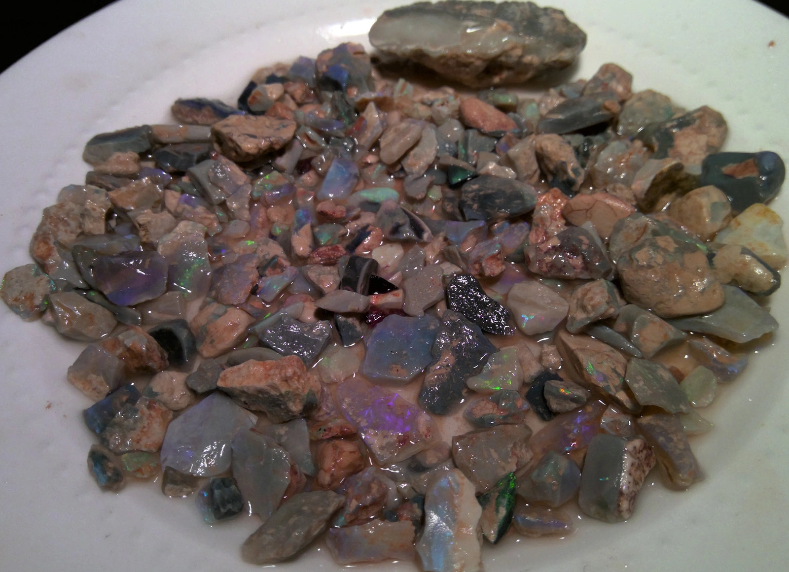 Großes farbenfrohes Rohopal-Paket aus Lightning Ridge