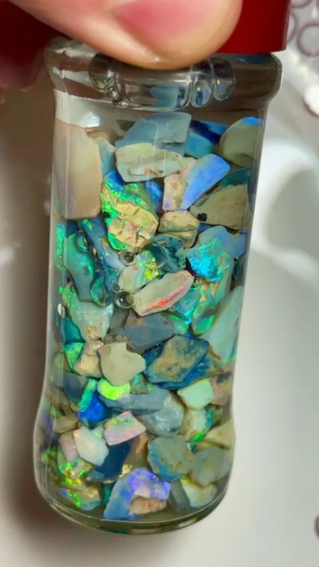 Glas voller leuchtender Opale zum Entdecken